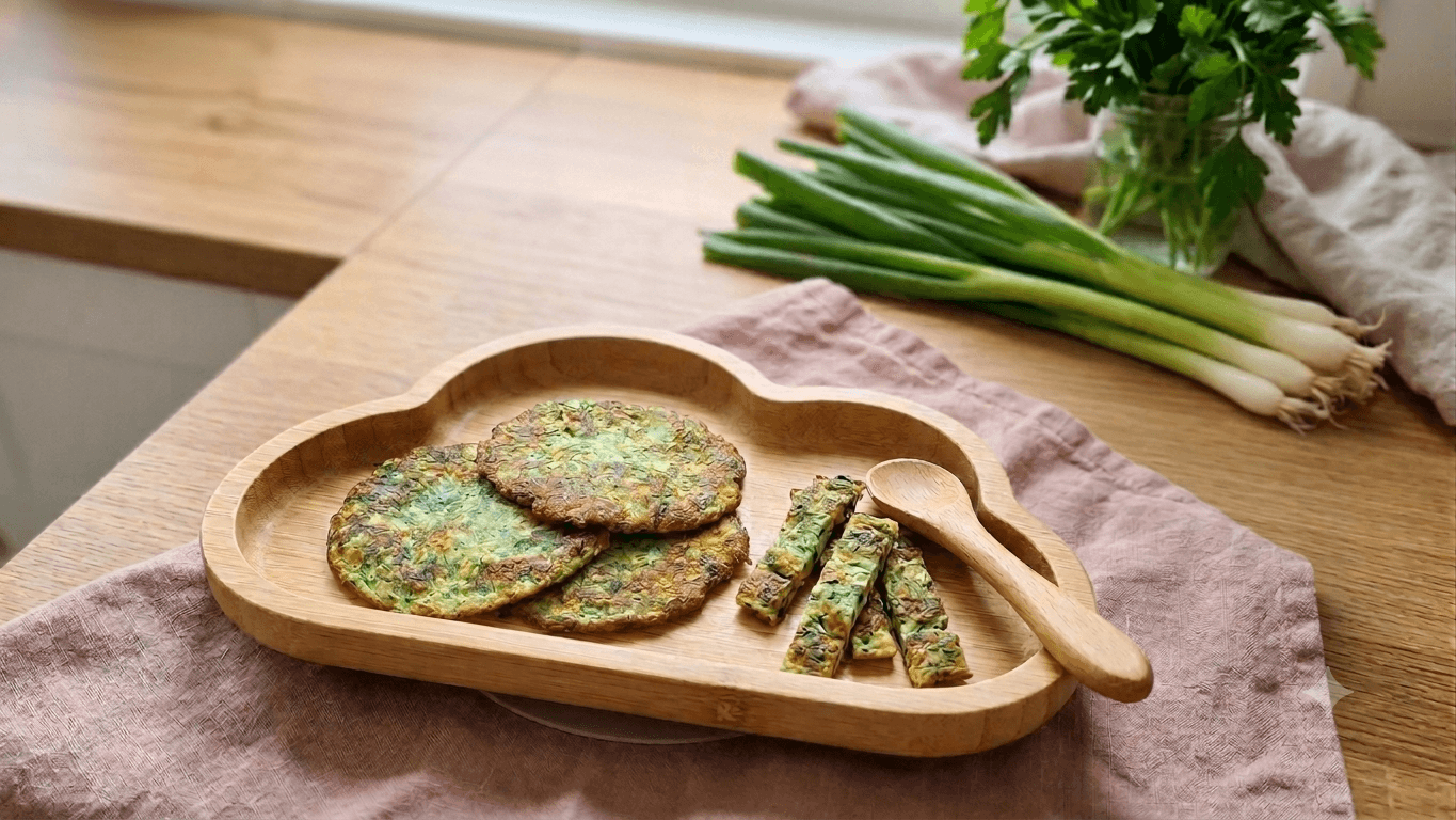 Omelette douce aux œufs, oignons primeurs et persil (version bébé & famille)